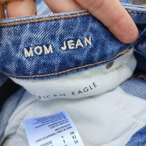 American Eagle Mom Jeans Size 4 Ripped - Picture 9 of 9